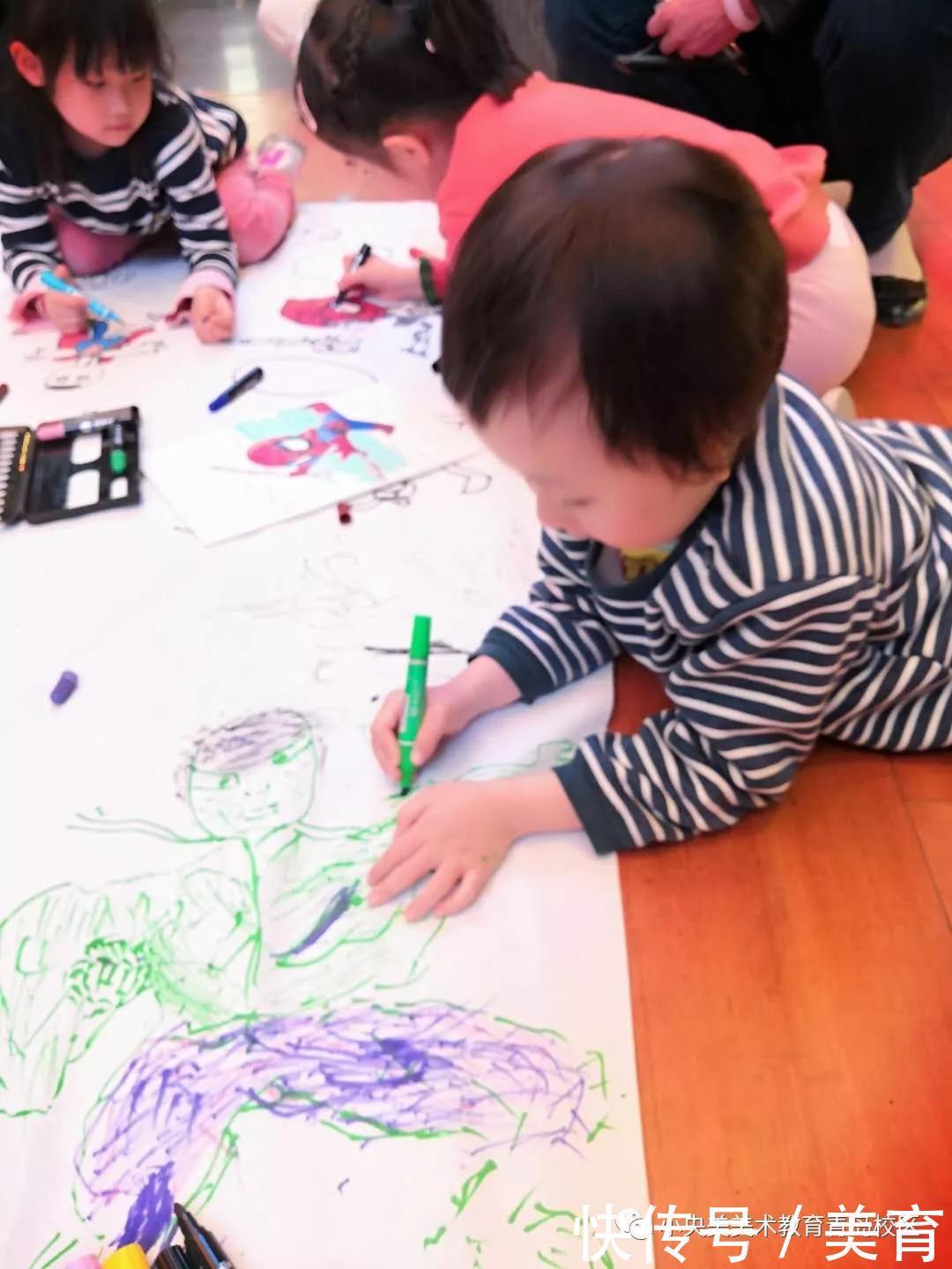美术|小央美儿童美术:小小绘画家齐聚万象城,央宝贝们在长卷上绘英雄