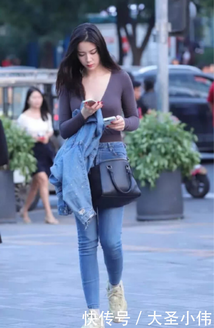 美女街拍修身牛仔裤搭配紧身小背心,减龄的同