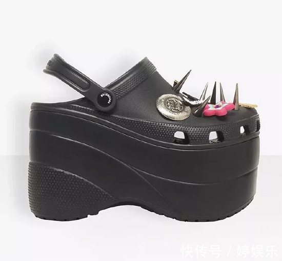 香奈儿 一不小心把澡堂专用拖鞋穿出街,却收到了无数羡慕的目光…