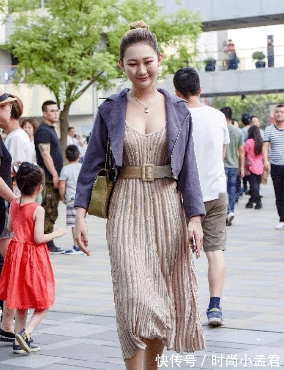 姐姐 嫂子嫌长裙“太单调”，用“布条”拼接起来穿，老公死活不让她出门