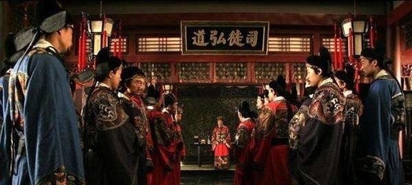 大臣们!朱元璋作一首诗, 前两句一出哄堂大笑, 念完后两句鸦雀无声