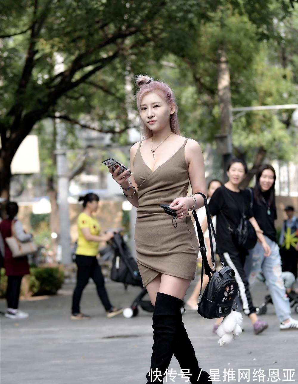 紧身裙|吊带紧身裙搭配黑色过膝长靴，九月份的搭配，有了乱穿衣的味道