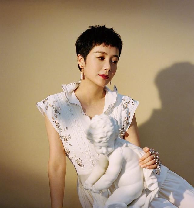 50岁左右的女人，这几种明星发型，显气质还减龄