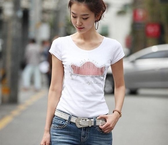 紧身衣 明艳动人的牛仔裤美女,可爱中带着几分性感!