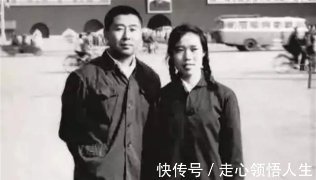 作家&作家路遥墓地:病危时妻子执意离婚,坟冢后侧13个字令人感动不已