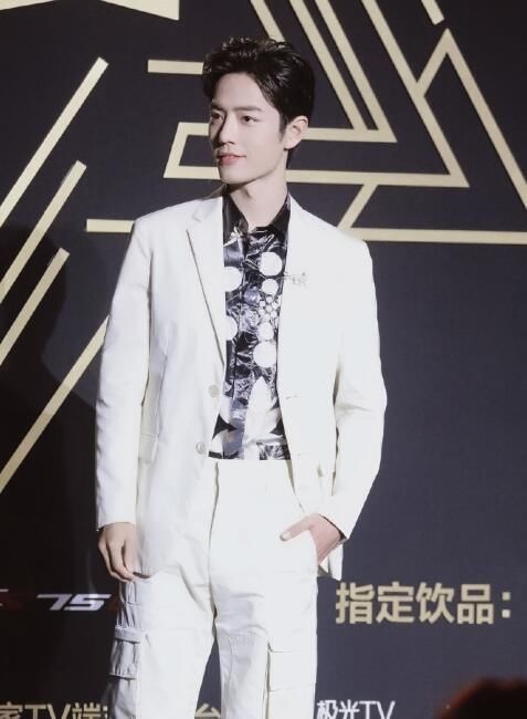 肖战确认出席《星光大赏》,粉丝紧急喊话经纪人,奇葩要求引爆笑