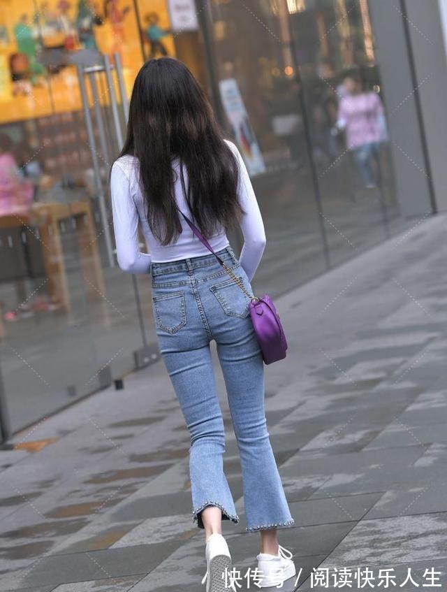裤腰处 蓝色牛仔裤是百搭的，配上白色上衣会显得很年轻！