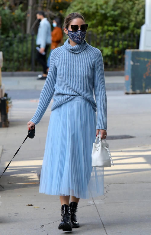 百褶裙怎么搭配才好看？配毛衣优雅，配卫衣帅气，都好潮