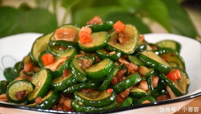 黄瓜别只会凉拌着吃了,试试这种做法,好吃到停不下来
