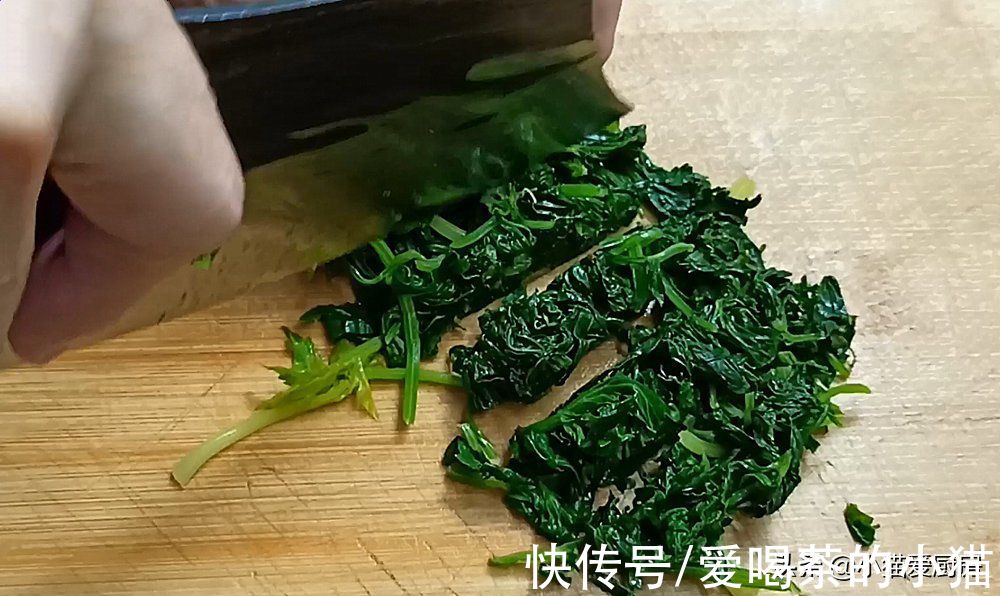 芹菜叶是个宝，丢掉可惜了，教你个特色吃法，清香爽口给肉不换