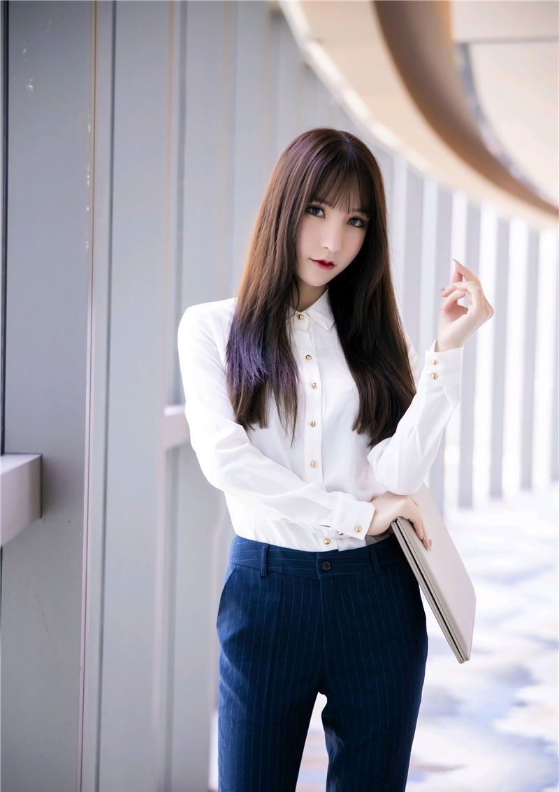 职业感 白色衬衫搭配藏蓝色条纹九分裤修身显瘦，时尚迷人又极具职业感