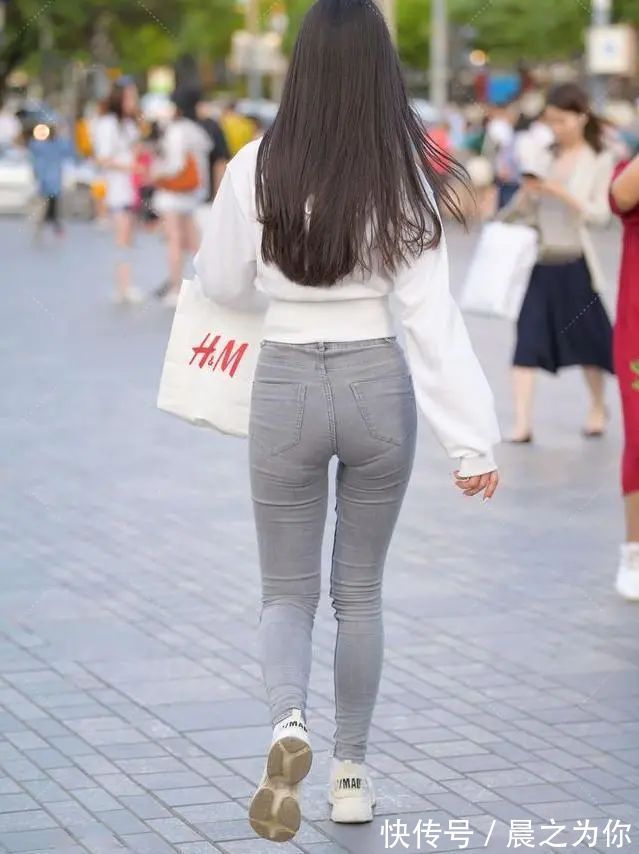 运动衫 时尚气息,白色短款卫衣,营造出一种年轻时尚的感觉