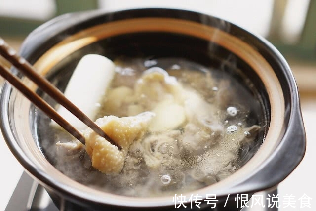 炖鸡肉时，别傻傻只加水！多加一点“它”，不仅肉嫩汤浓，还入味