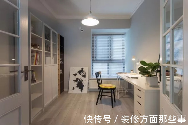 收纳|130平现代风三居室,白色收纳柜直冲天花板收纳整齐有序