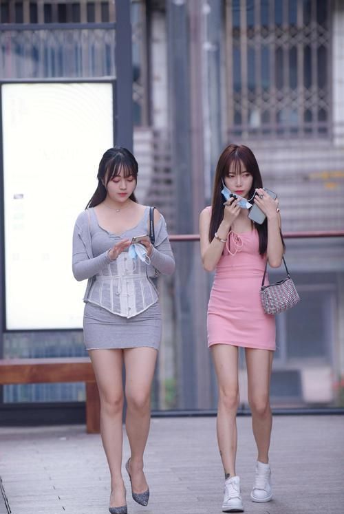 裙子最能体现女人味，好身材不用太多修饰，一条修身连衣裙就够了