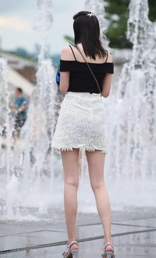 路人街拍黑白配的时尚小姐姐,这样的背影你心动了吗