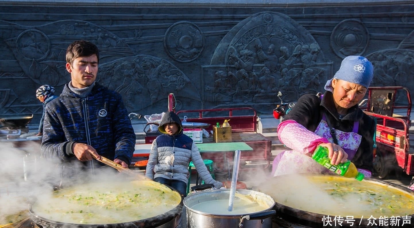 鸡蛋|小伙带母亲卖鸡蛋饼,没秘方客人还排长队,尝一口众人连连夸赞