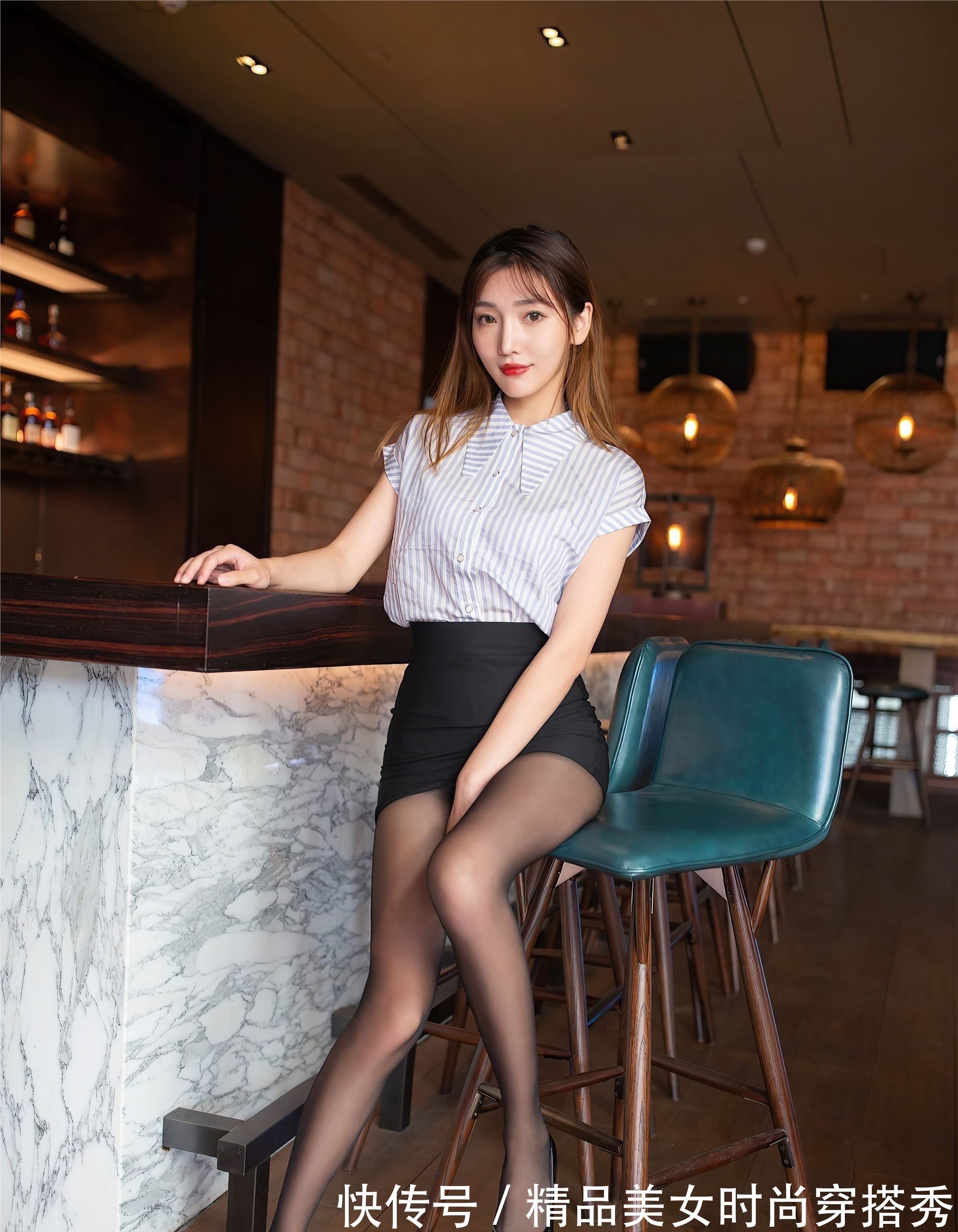 条纹 穿腻了白衬衫的职场小姐姐不妨看看这款条纹衬衫,时尚显瘦显苗条