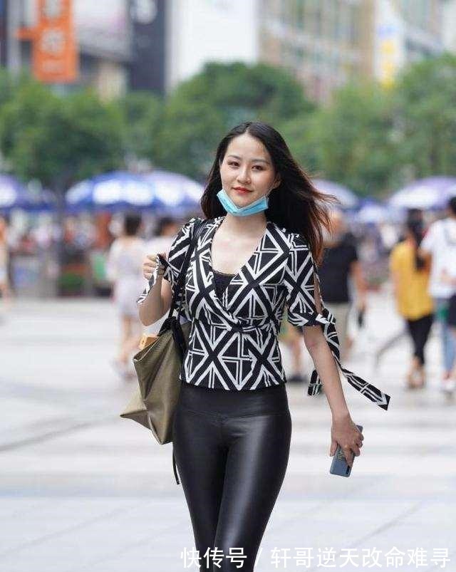 装扮 立体精美的打底裤装扮复古感十足,时尚大方又舒适,还很百搭!