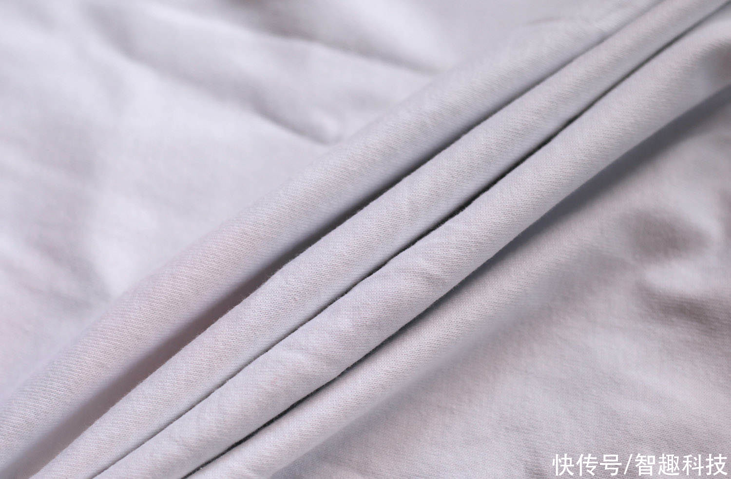 衣服|倒咖啡倒酱油测试白T恤，真的不会脏