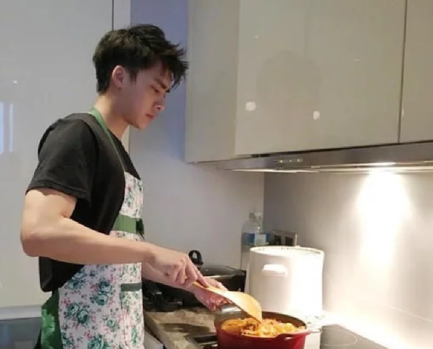 娱乐圈最会做饭的男明星,知道黄磊张亮不算啥,他竟然隐藏这么深