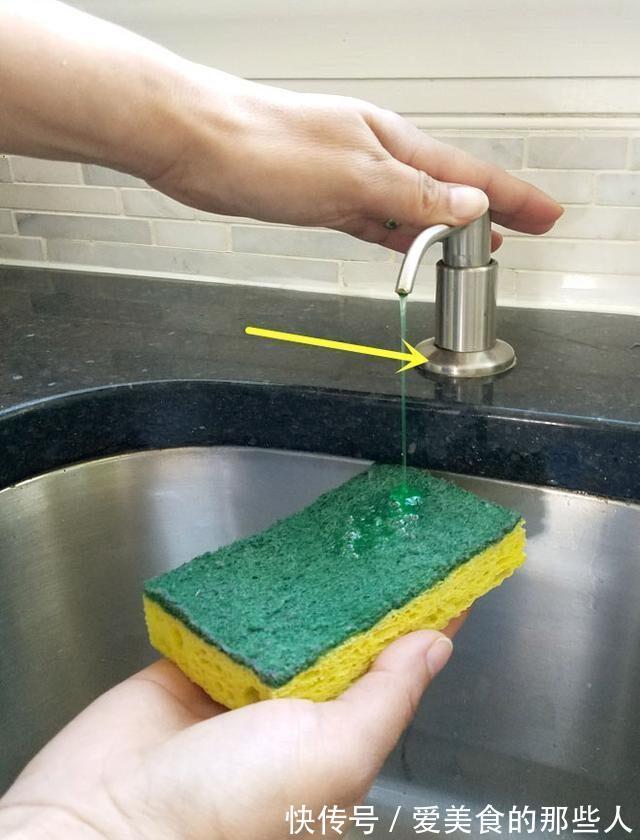 洗了20年碗才发现，水槽边的小孔，用途真厉害，聪明人都在这样用