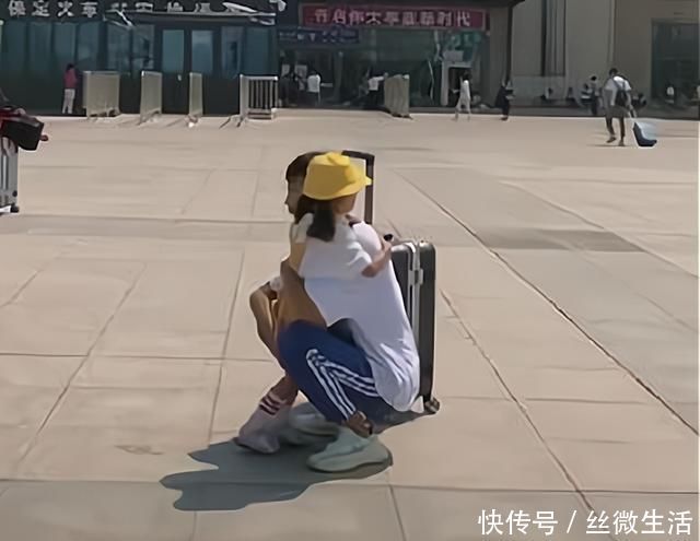 妹妹|和相差20岁的妹妹逛超市,哥哥蹲地诉苦,妹妹:凭啥只给嫂子买?