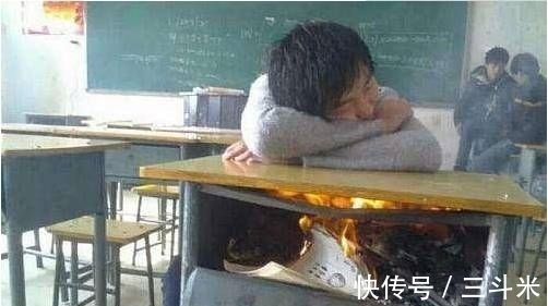|搞笑图片幽默段子笑话：哈哈，兄弟你把书烧了取暖啊，厉害哦