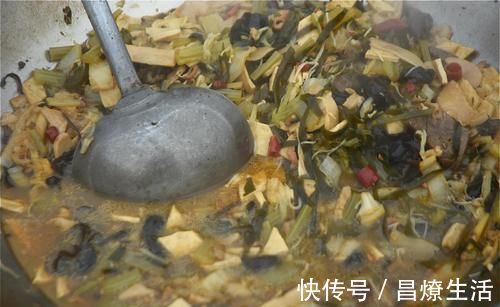 集市|农村人邻省偷学大锅菜,真材实料香喷喷,10元一碗管吃饱