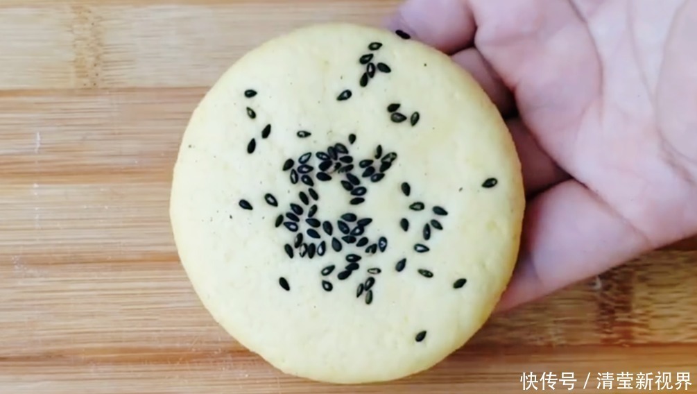 小米别再熬粥了,加2个鸡蛋,简单一做,营养又美味,出锅抢着吃