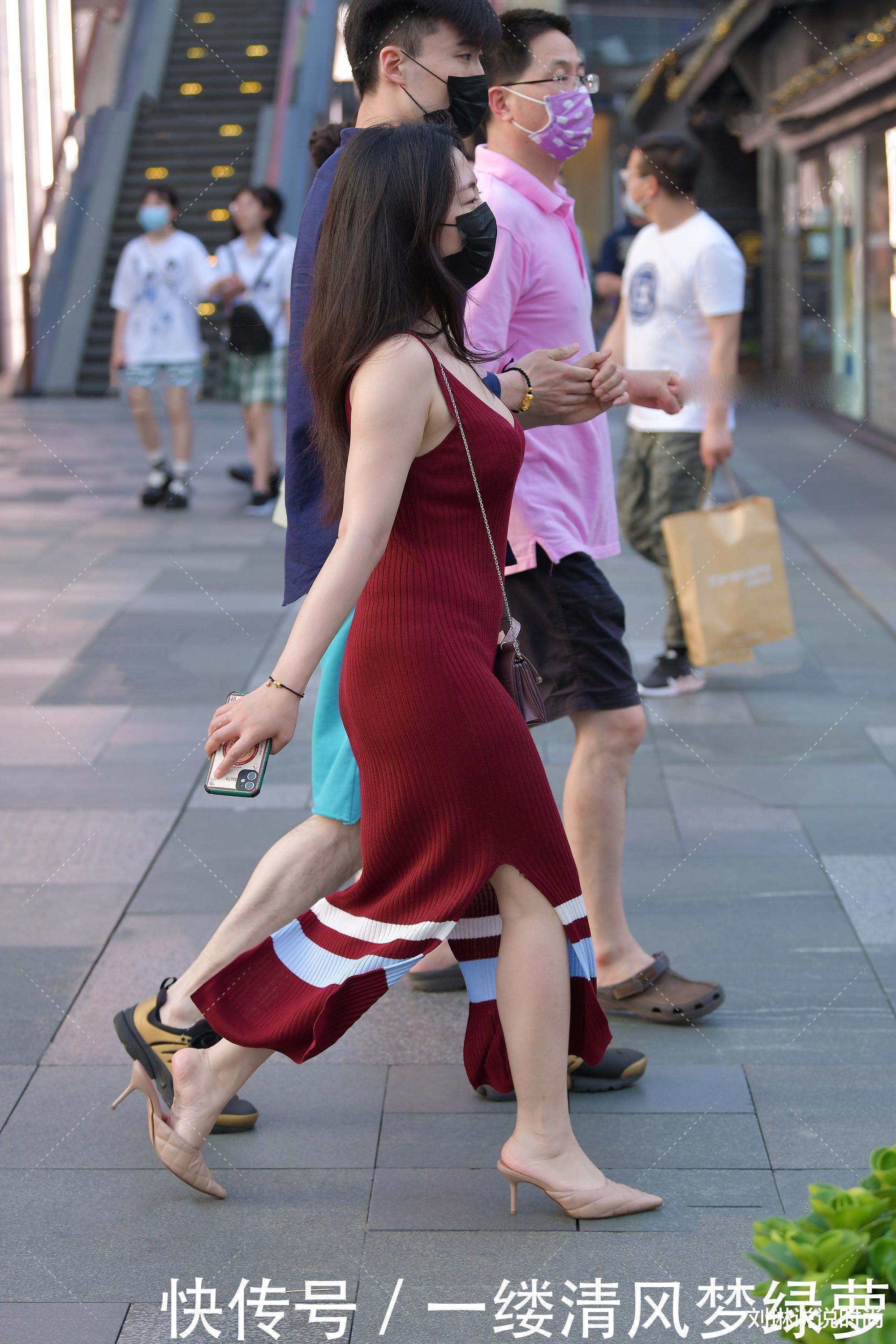 高跟鞋|“贵妇气质”用简单的连衣裙来修饰，金色的恨天高让穿搭档次直线上升