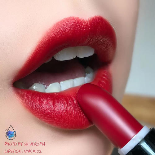 女人选口红，别挑过气“姨妈色”，今年最潮的是这5支网红色