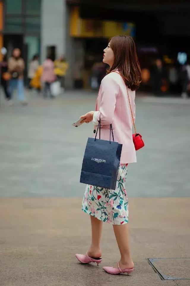 街拍：身材苗条的小姐姐，一条浅色的连衣裙，时尚女神气质