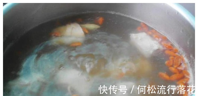 羊肉|炖羊肉汤，奶奶教我“老方法”，只需3种调味料，汤汁透鲜好喝！