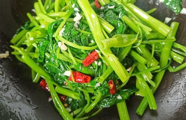焯水|空心菜怎么炒才不发黑记住不要洗了就炒，多做一步，翠绿不出水