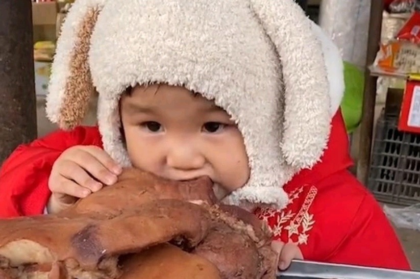 家长|“贪吃宝宝”走红,菜市场偷啃猪头肉和腊肠,老板看见却笑得不行