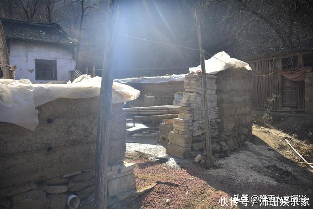 中年|山村百余口如今就剩5个人,隔沟相望的两户邻居,过成一家亲