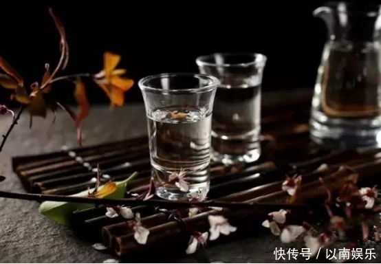 20元一瓶的酒,他一年卖了20亿,还写出了一碗碗心灵鸡汤