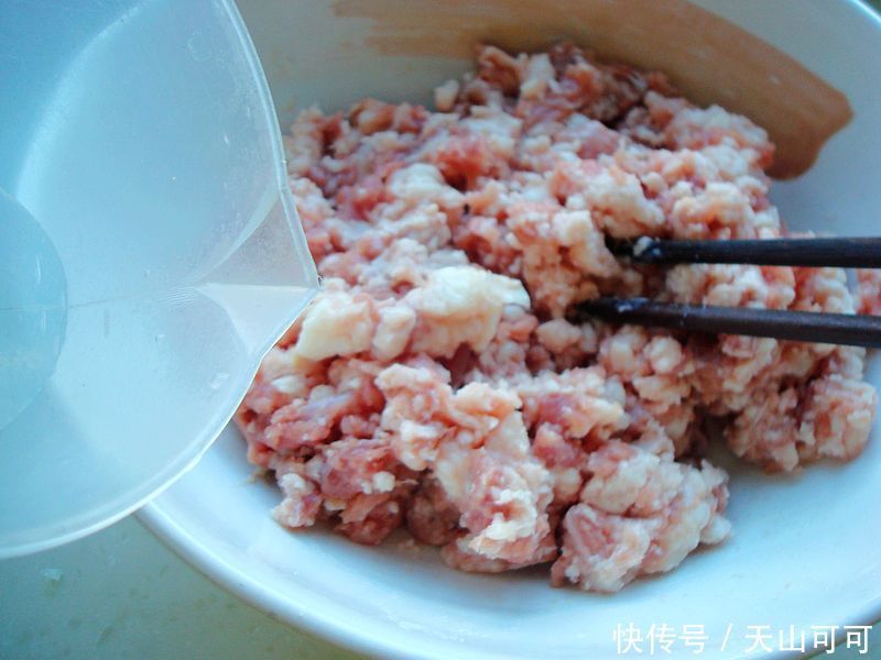 原汁原味|看新疆人冬至吃什么馅饺子?比韭菜开胃,比芹菜汁多,太滋补