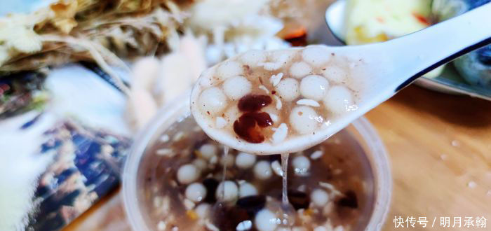 阿姨开了间早餐铺,一早就排起长队,10元吃到饱,一卖就是40年