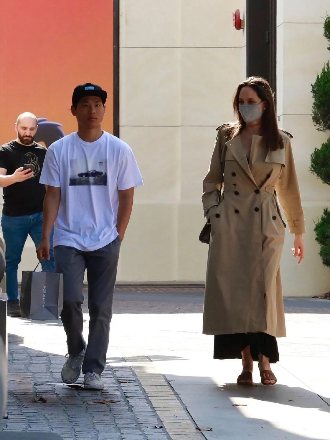 利落|安吉丽娜·朱莉真会穿，一件长款风衣潇洒利落，气场全开真有魅力