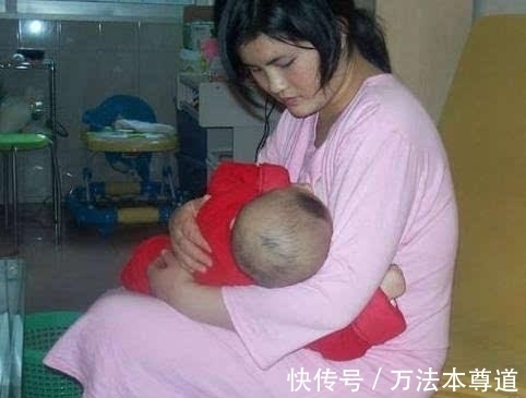 欢欢|宝宝出生半个月吐泡泡,妈妈觉得好玩,奶奶掰开孙子嘴巴吓坏了