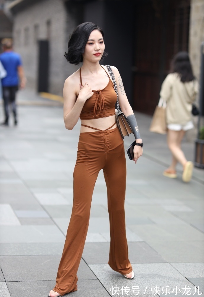 焦糖系|如何成为复古时尚女主,你穿这套就完事儿,轻松展现个人时尚气质