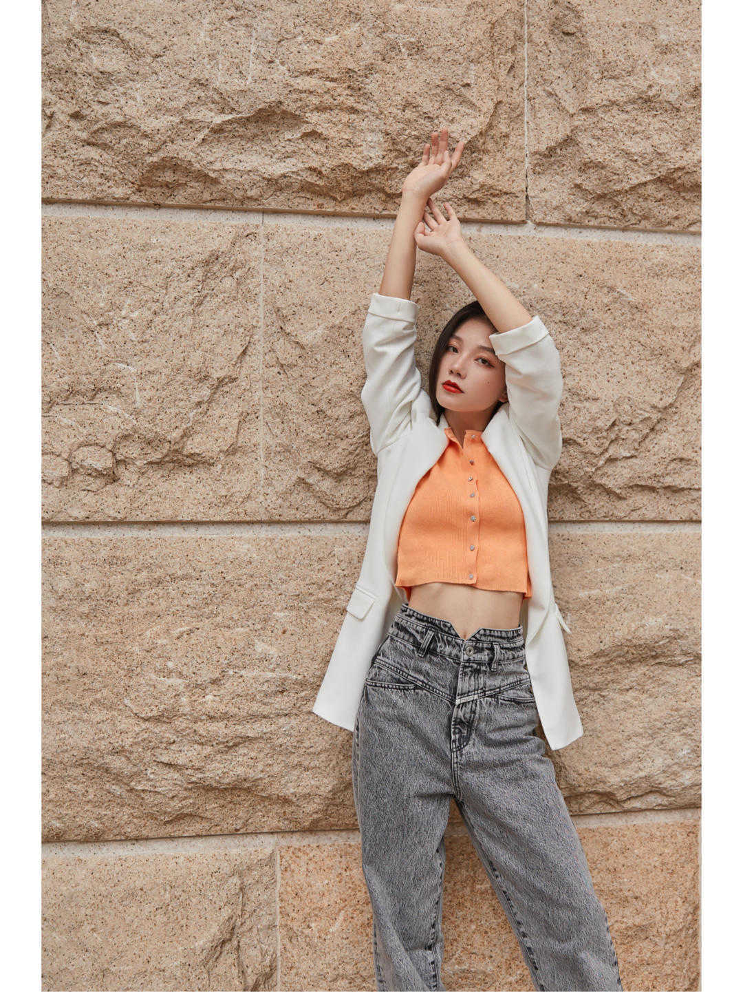 帆布鞋|小个子女生入秋就这么穿，蓝色衬衫搭高腰裤又飒又美，显高又显瘦