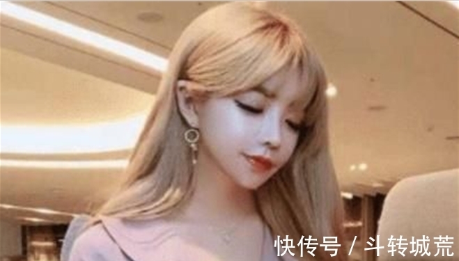 美女爱练瑜伽,芭比面孔很吸睛,漫画腿回头率爆棚