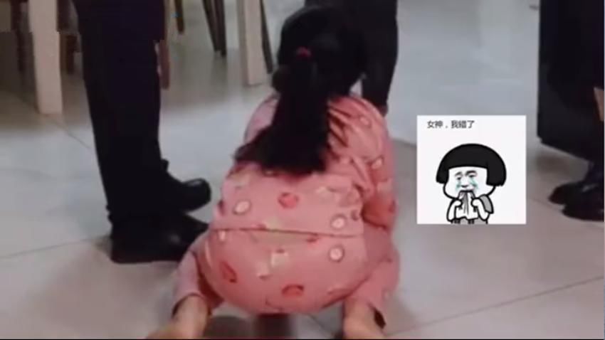 小宝|妹妹不想喝药躺地上打滚耍赖,见到姐姐“秒怂”,网友:死亡凝视