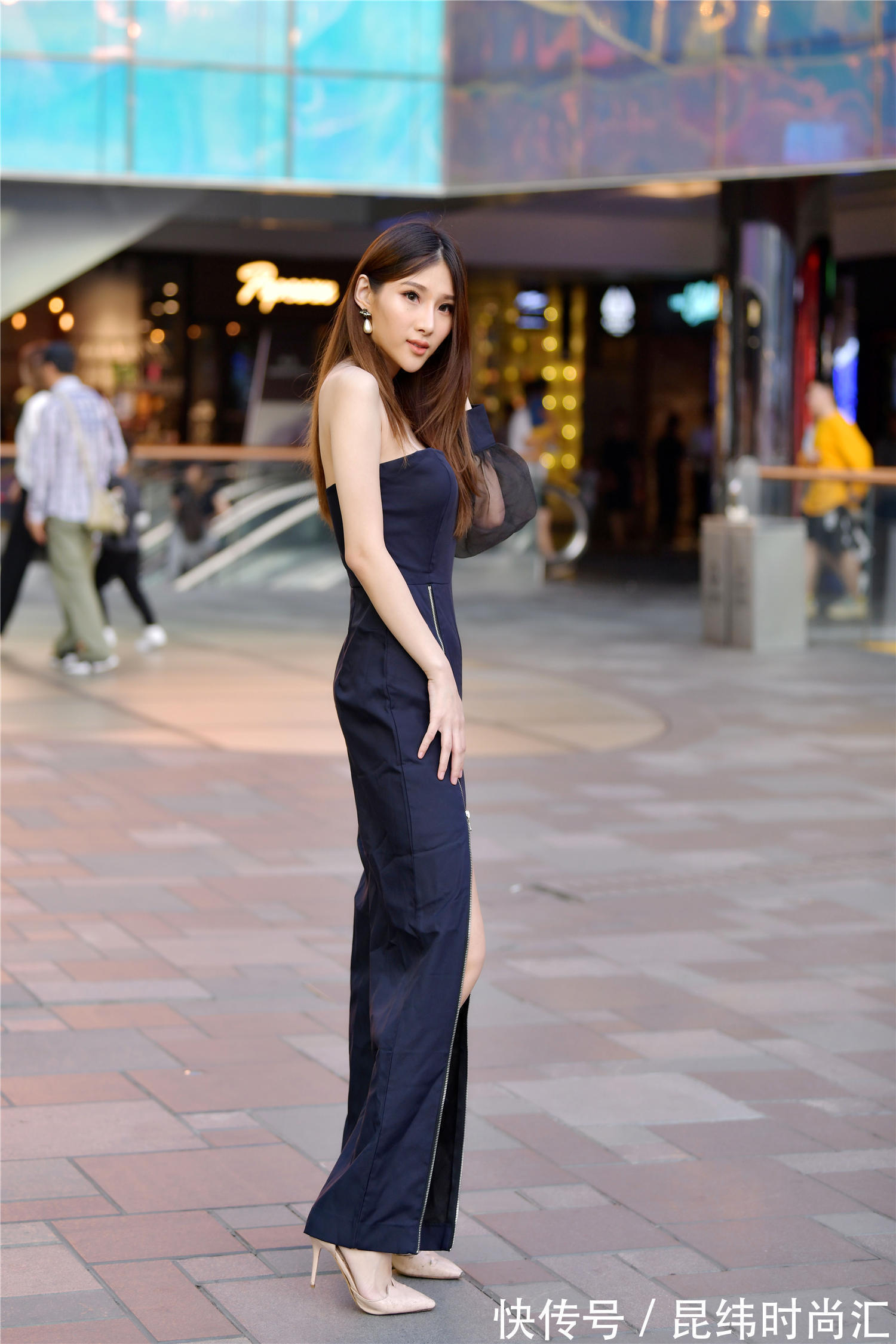 连衣长裙 连衣裙搭配高跟鞋,展现出匀称苗条的身材,非常漂亮