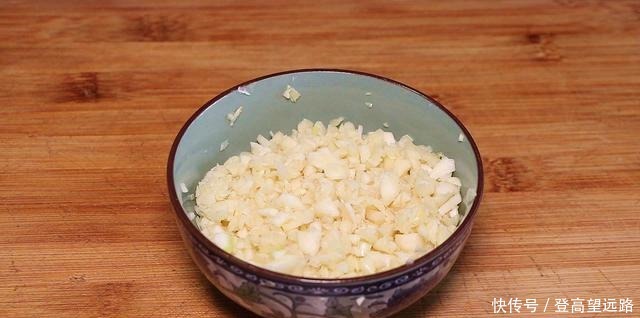 爱吃排骨的要收藏,掌握这个特色做法,连挑食的人都爱吃,超简单