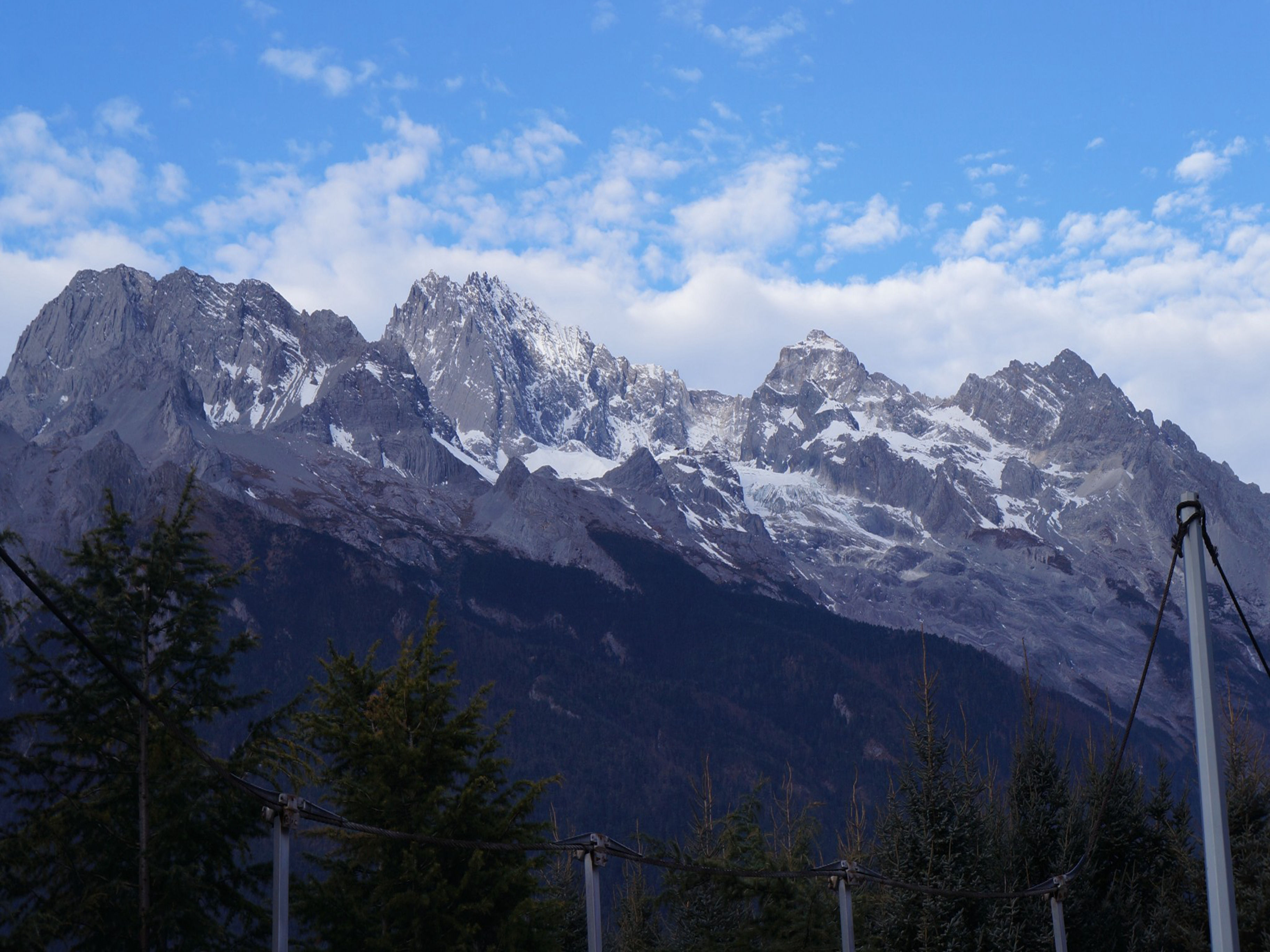 玉龙雪山，好似浑然天成的风景画