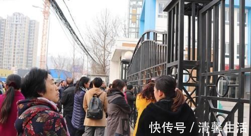 老师|幼儿园老师讨厌的3种接孩子方式,害娃不说,家长还不自知